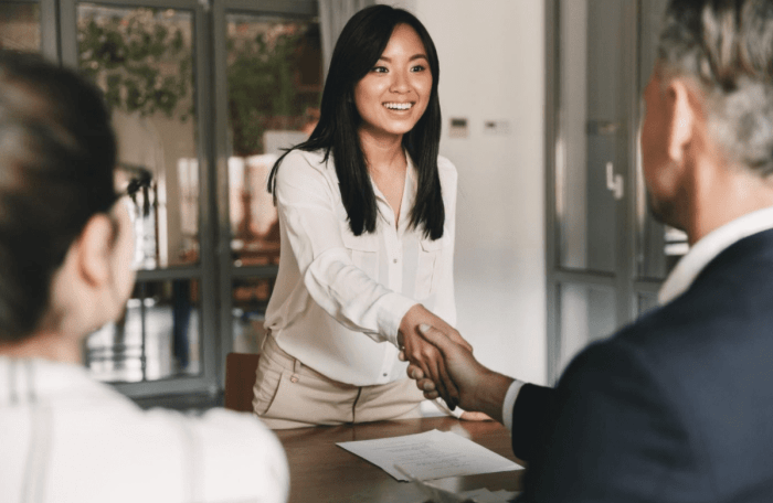 How to Hire Employees: The Ultimate Guide for Businesses - ValiantCEO Hire remote customer service agents